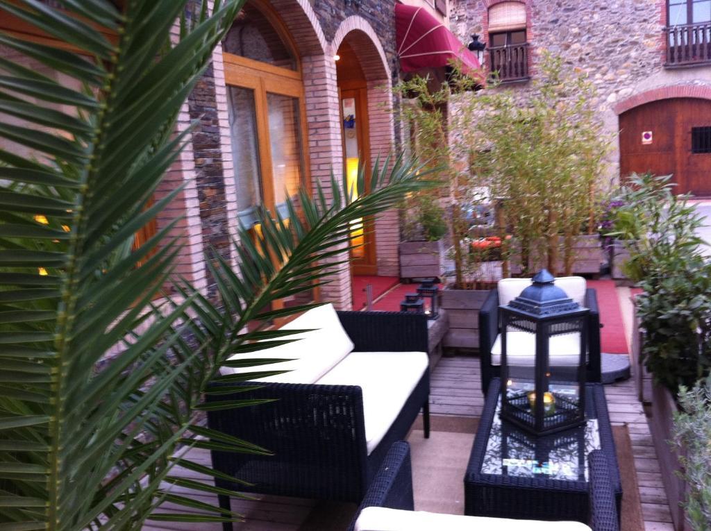 Hotel La Placa Garriguella Bagian luar foto