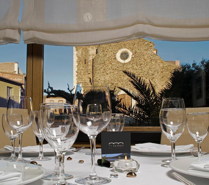 Hotel La Placa Garriguella Bagian luar foto