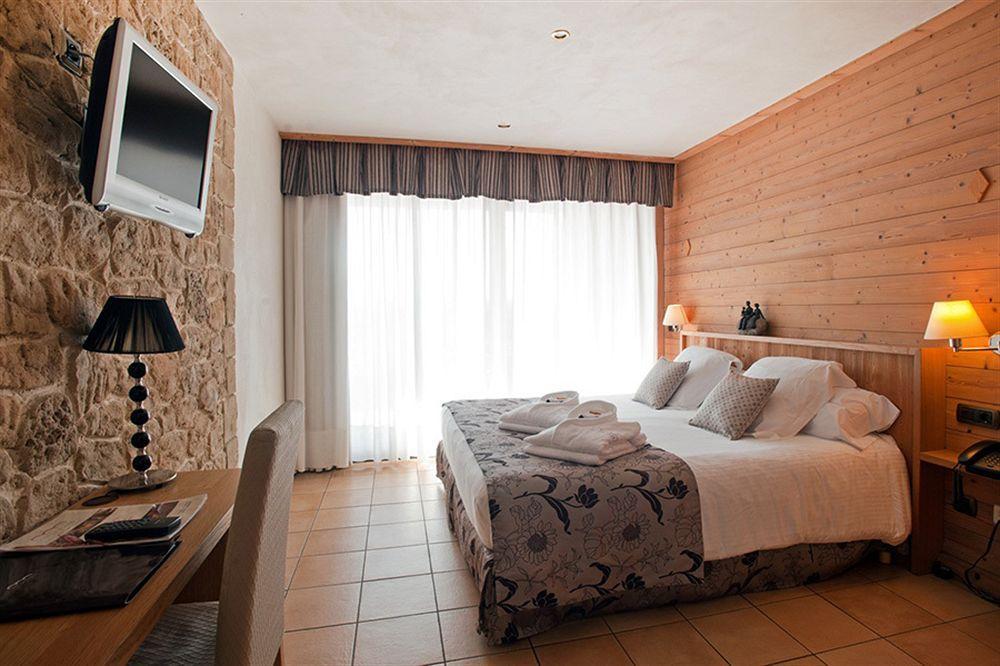 Hotel La Placa Garriguella Bagian luar foto