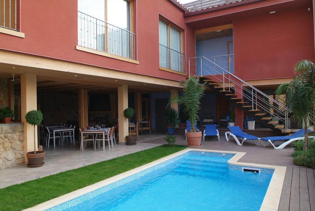 Hotel La Placa Garriguella Bagian luar foto