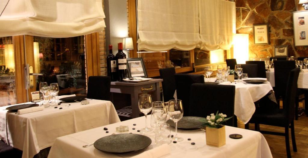 Hotel La Placa Garriguella Bagian luar foto